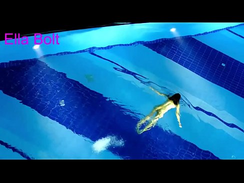 ❤️ Non podo deixar de mirar, unha moza loira que é sorprendida nadando espida na piscina do resort ELLA BOLT ❌ Porno de calidade a nós gl.credit-assorti.ru ❌